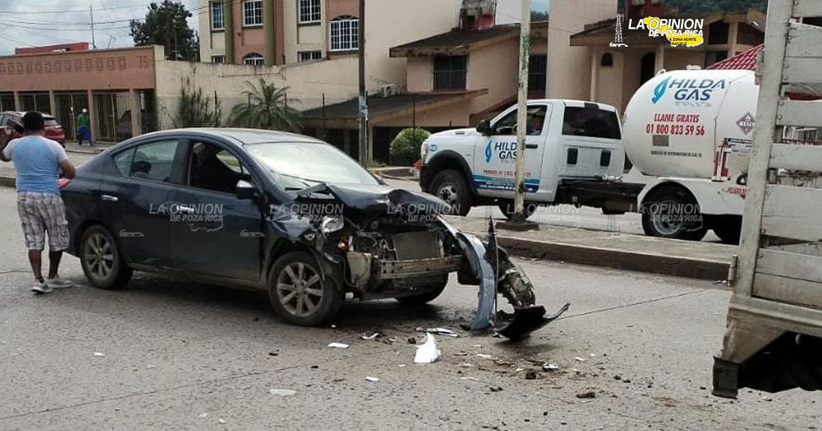 Destruyó su Nissan Versa en el bulevar Petromex
