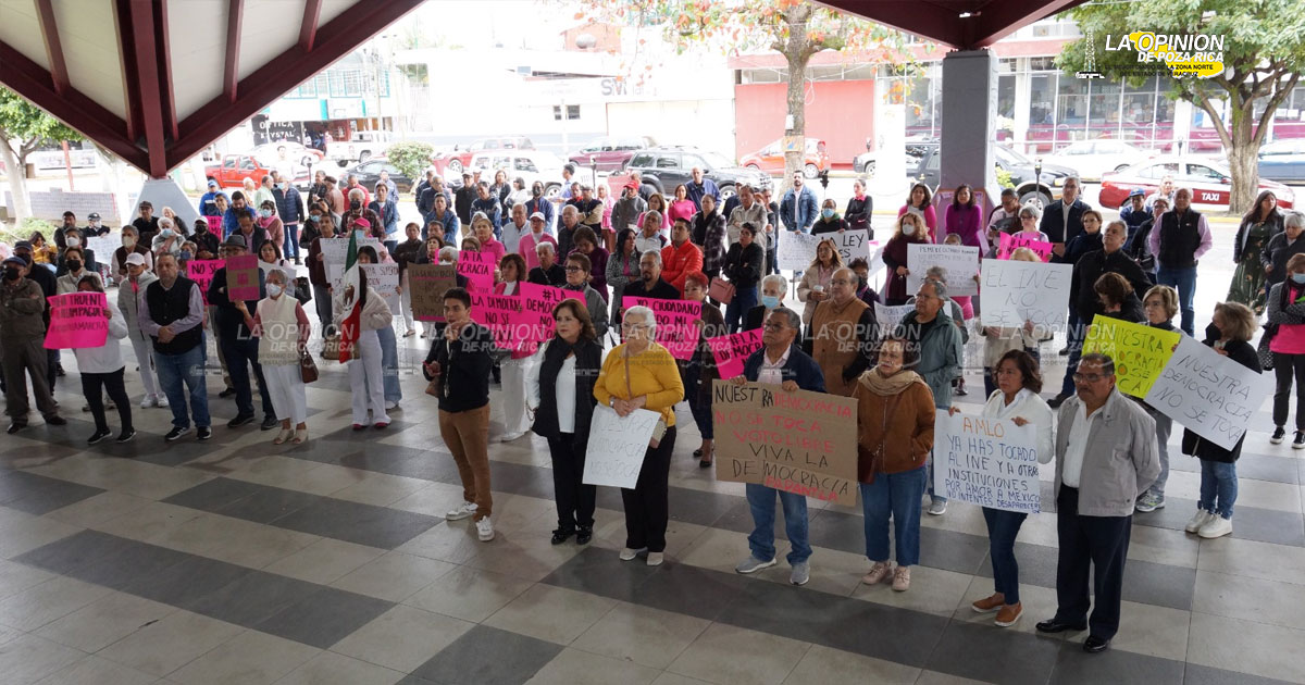 Se movilizan ciudadanos en defensa de la democracia