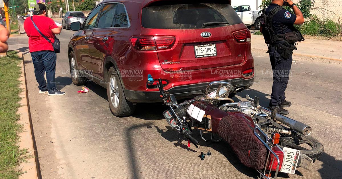 Choca motocicleta y camioneta