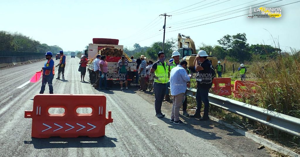 Pobladores de Medellín de Bravo bloquan obra de Grupo MAS