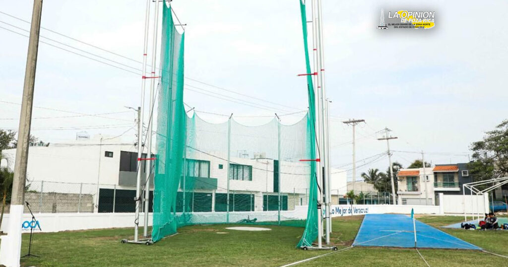 Boca del Río instala "reja" de lanzamiento Olímpica en Unidad Deportiva "El Morro"