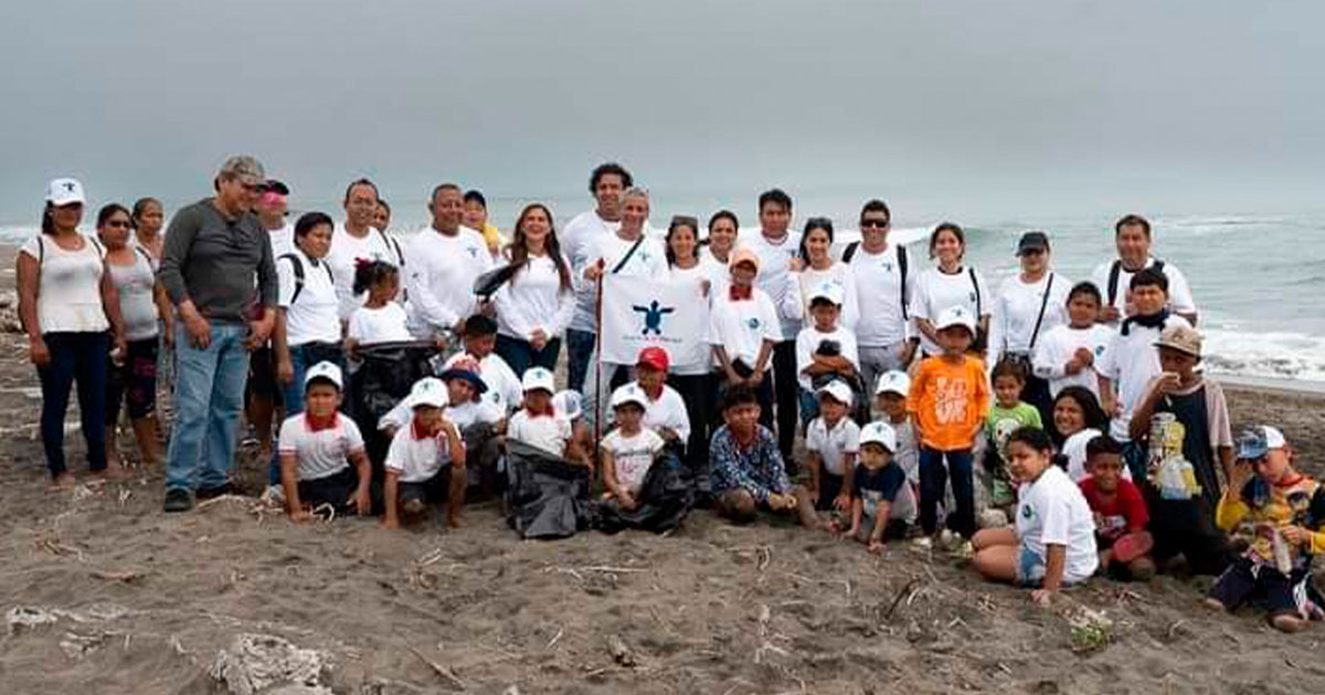 Voluntarios y alumnos de primaria limpian 6 kilómetros de playa en Alvarado