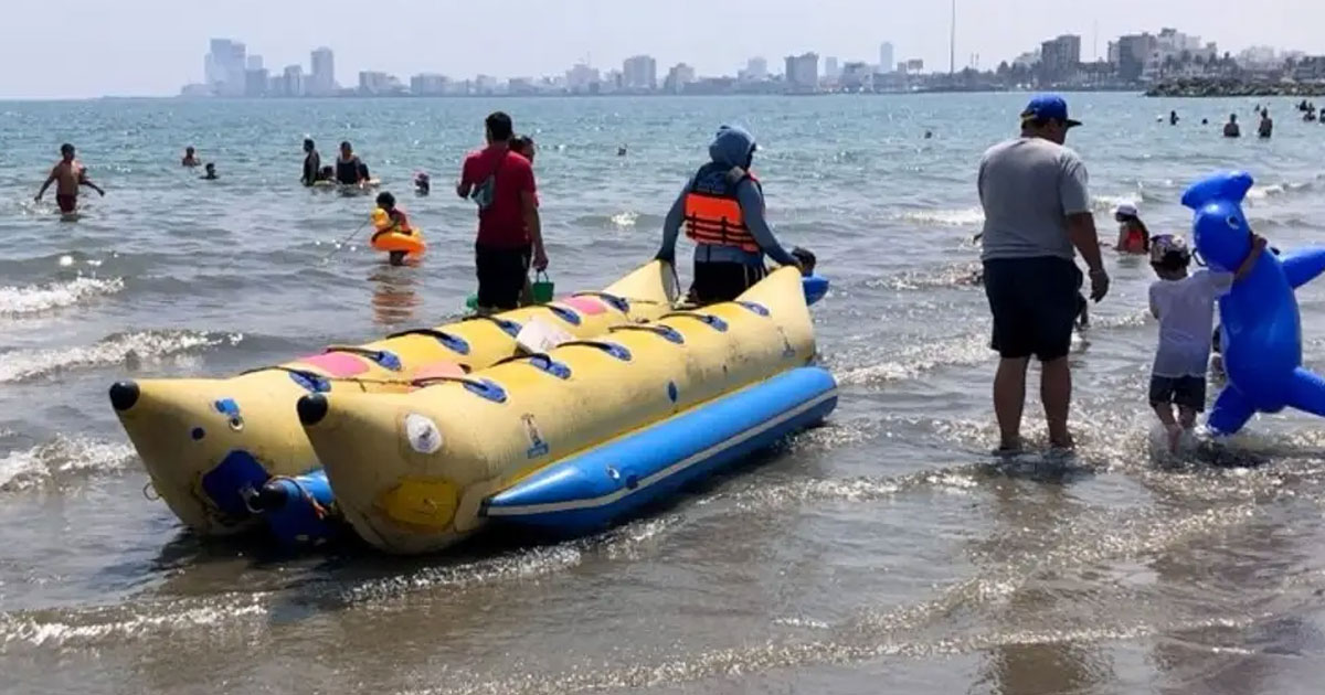 Rescatan a cinco personas tras volcadura de 'banana' en playa de Boca del Río