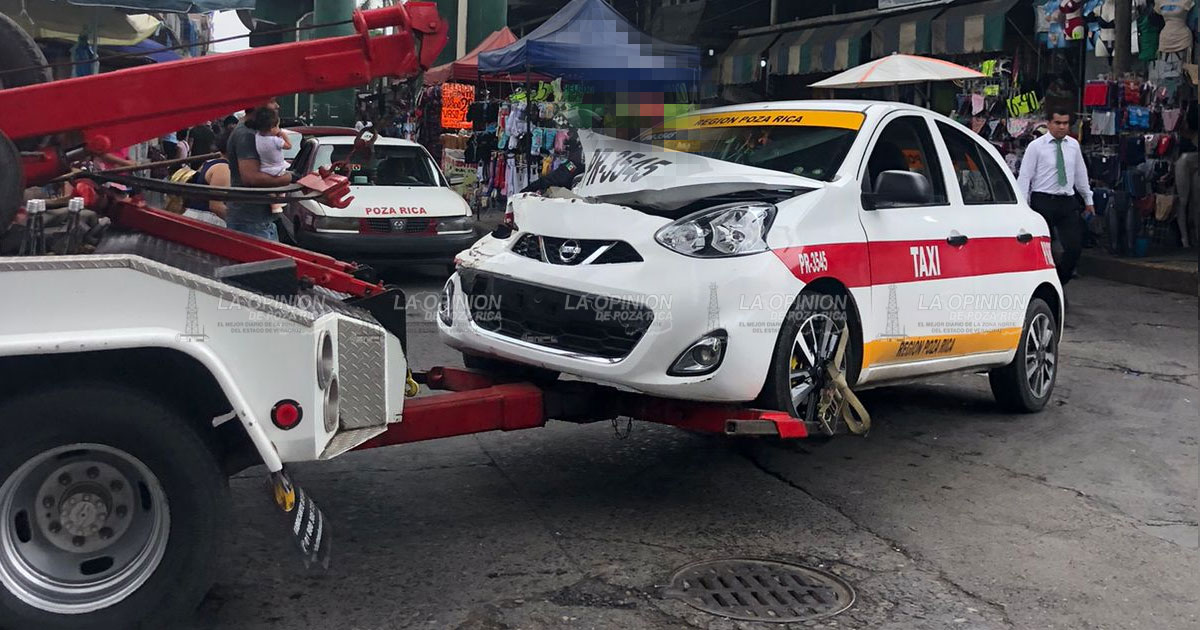Se ensarta en camioneta ebrio taxista