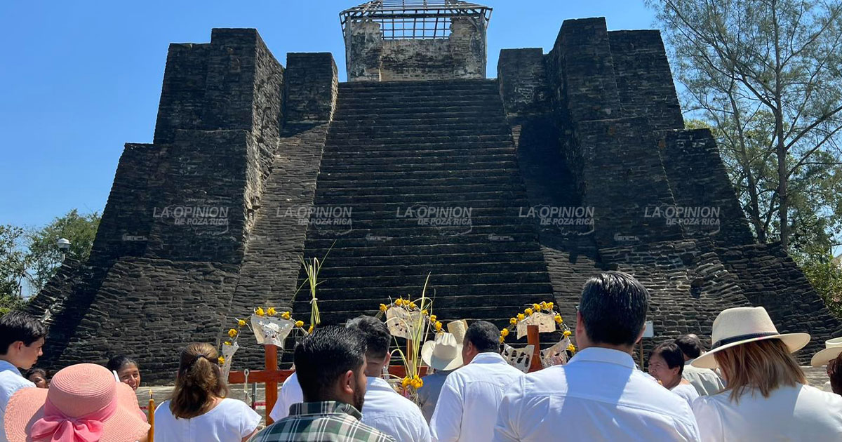 Festival de Equinoccio ante edificio prehispánico