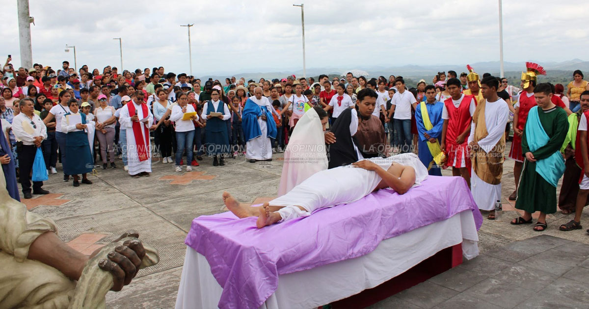 Católicos remembran el drama del Gólgota