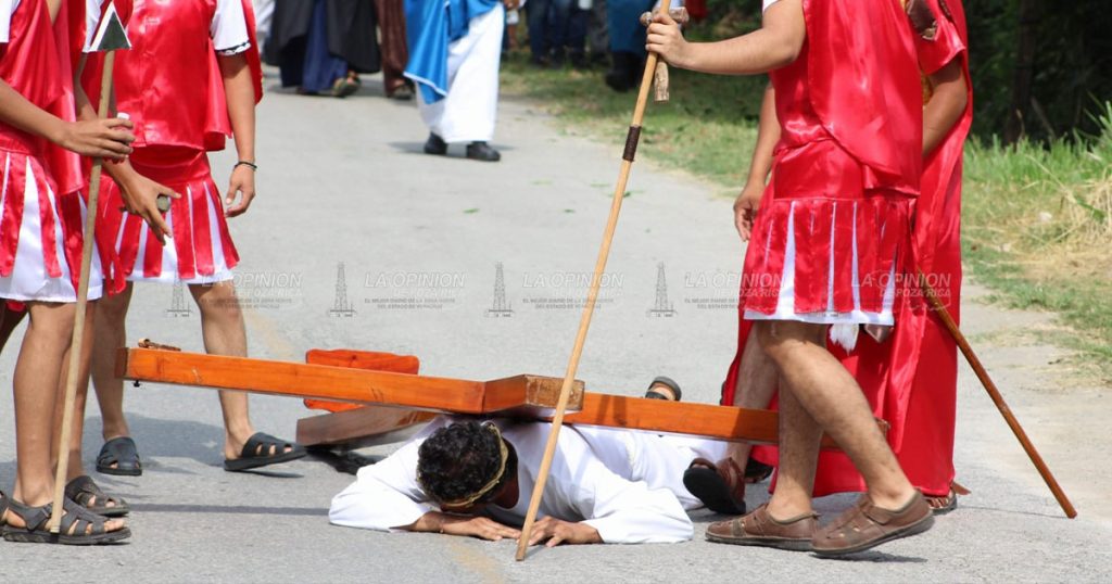Católicos remembran el drama del Gólgota