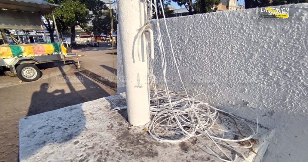 Sucio y abandonado luce monumento a Lázaro Cárdenas del Río