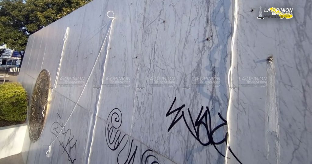 Sucio y abandonado luce monumento a Lázaro Cárdenas del Río