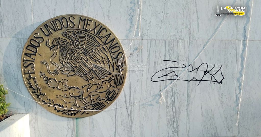 Sucio y abandonado luce monumento a Lázaro Cárdenas del Río