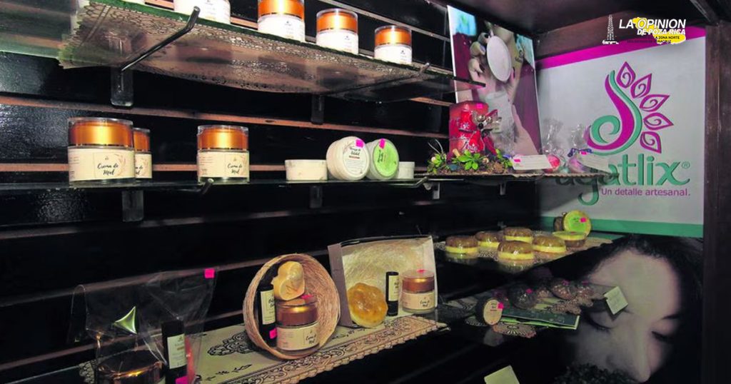 Empresaria convierte la semilla de aguacate en arte