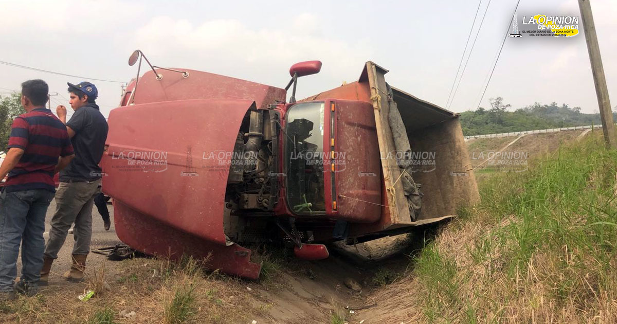 Chocan y vuelcan en la carretera Poza Rica-Cazones