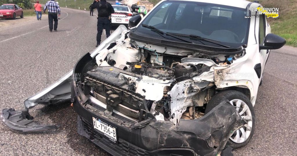 Chocan y vuelcan en la carretera Poza Rica-Cazones