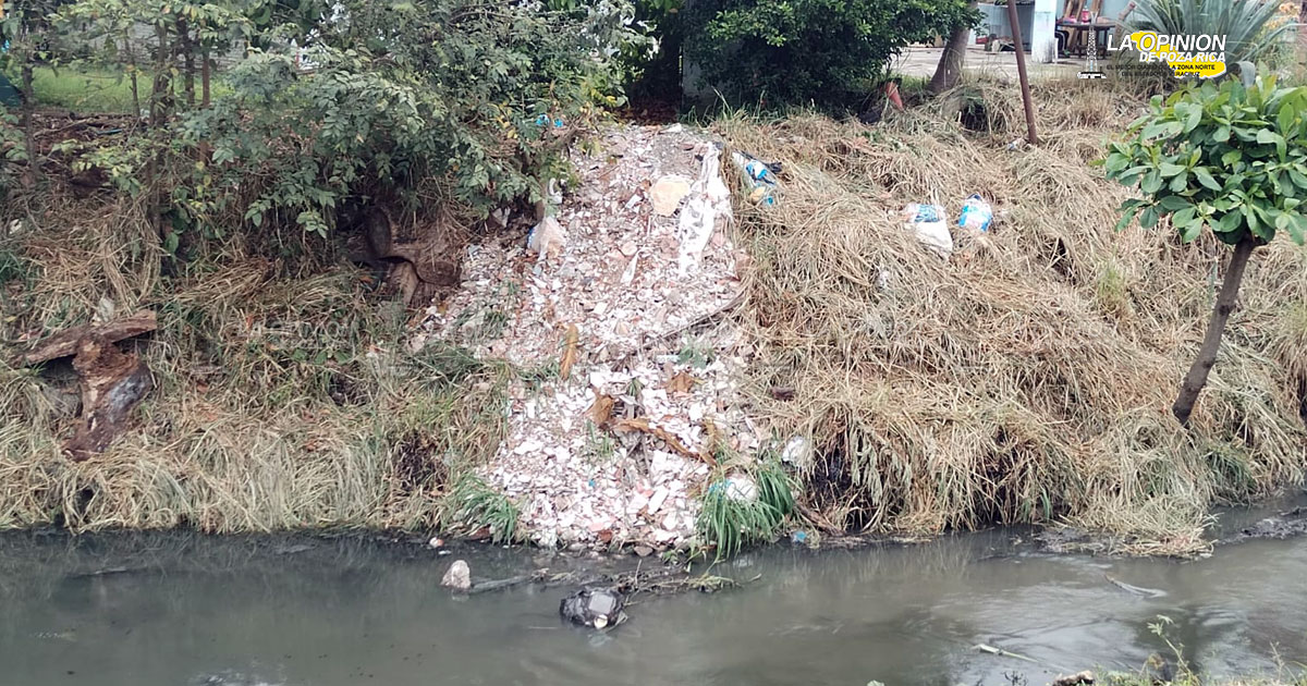 Contaminan arroyos con materiales de cascajo