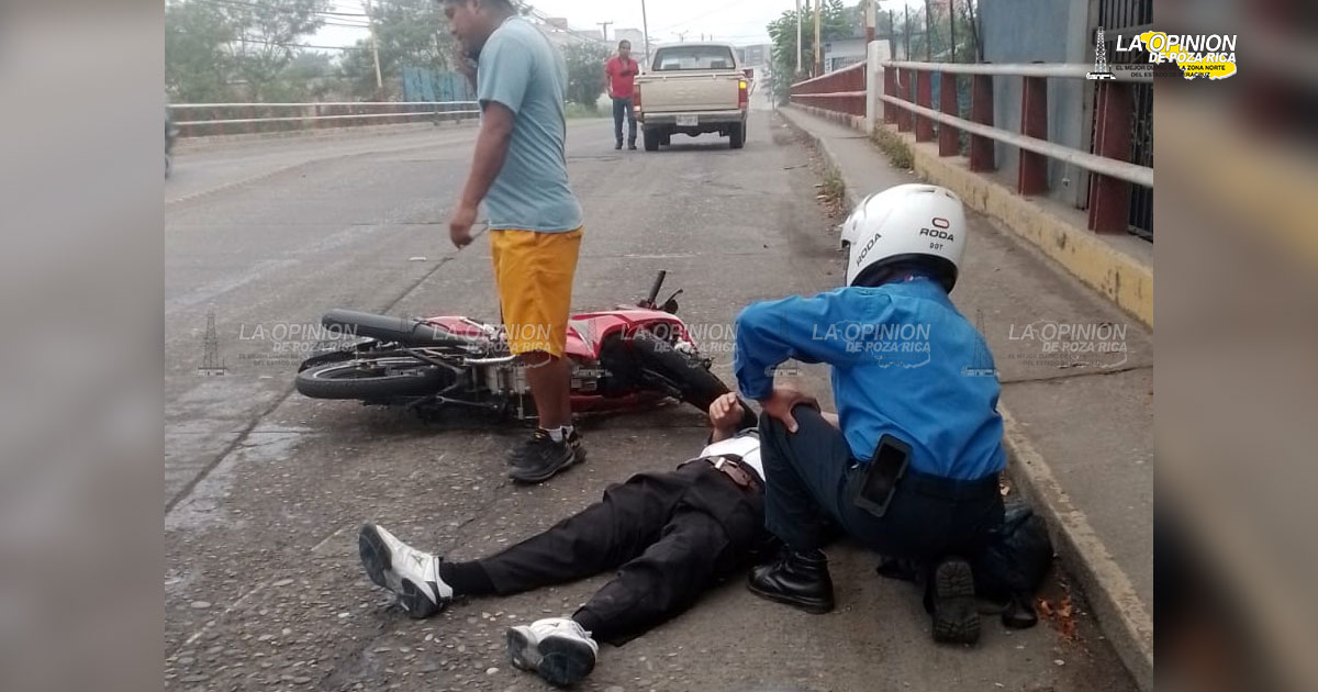 Motociclista es derribado por auto en la Puebla