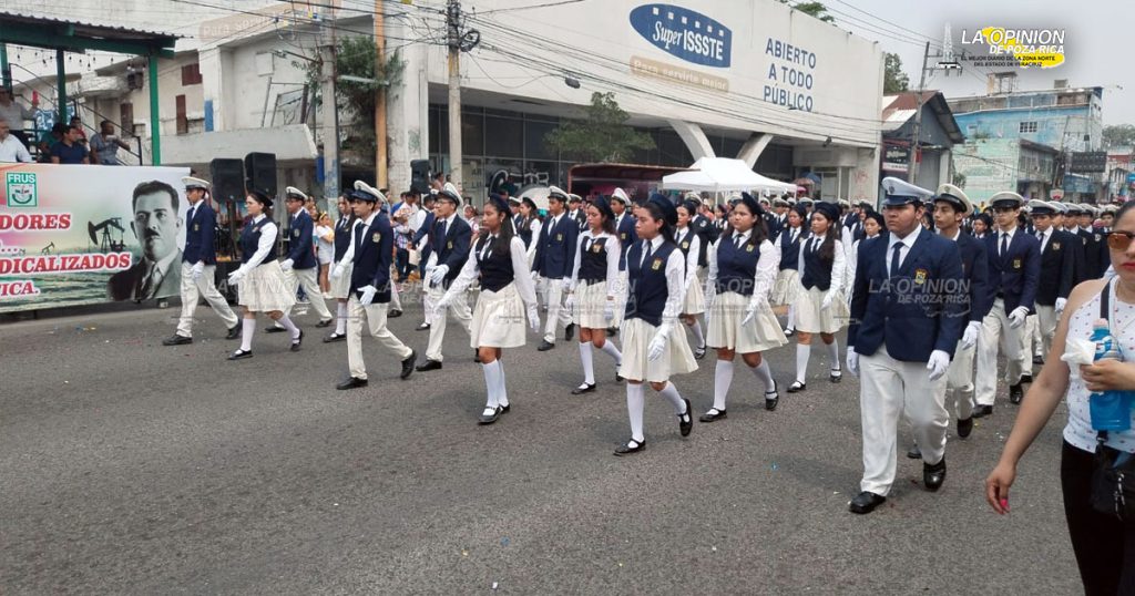 Sentidos reclamos de petroleros durante el desfile