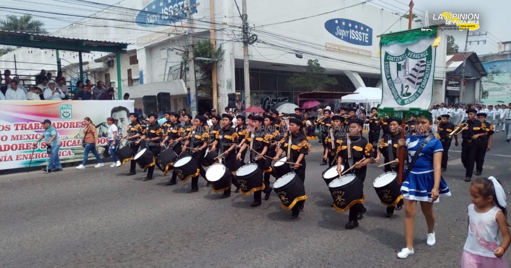 Sentidos reclamos de petroleros durante el desfile