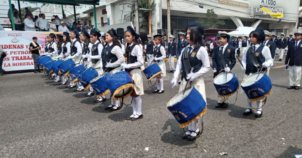 Sentidos reclamos de petroleros durante el desfile