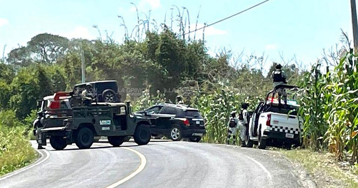 Aseguran vehículos en narco-rancho de Tihuatlán