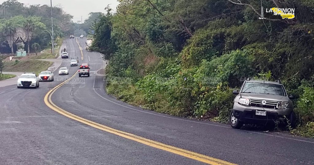 Invade carril contrario y provoca accidente