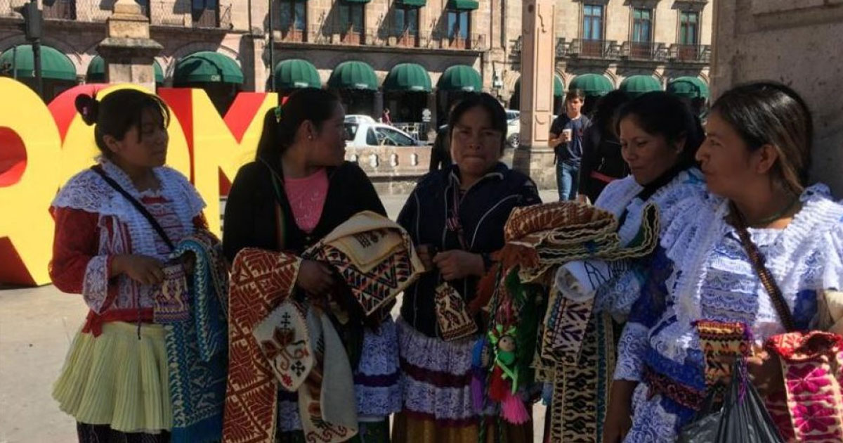 Inspector de comercio golpea a artesana indígena durante operativo