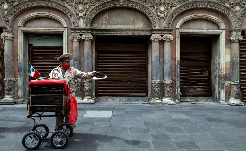 Modelo extranjera desata polémica al criticar a los organilleros en la CDMX