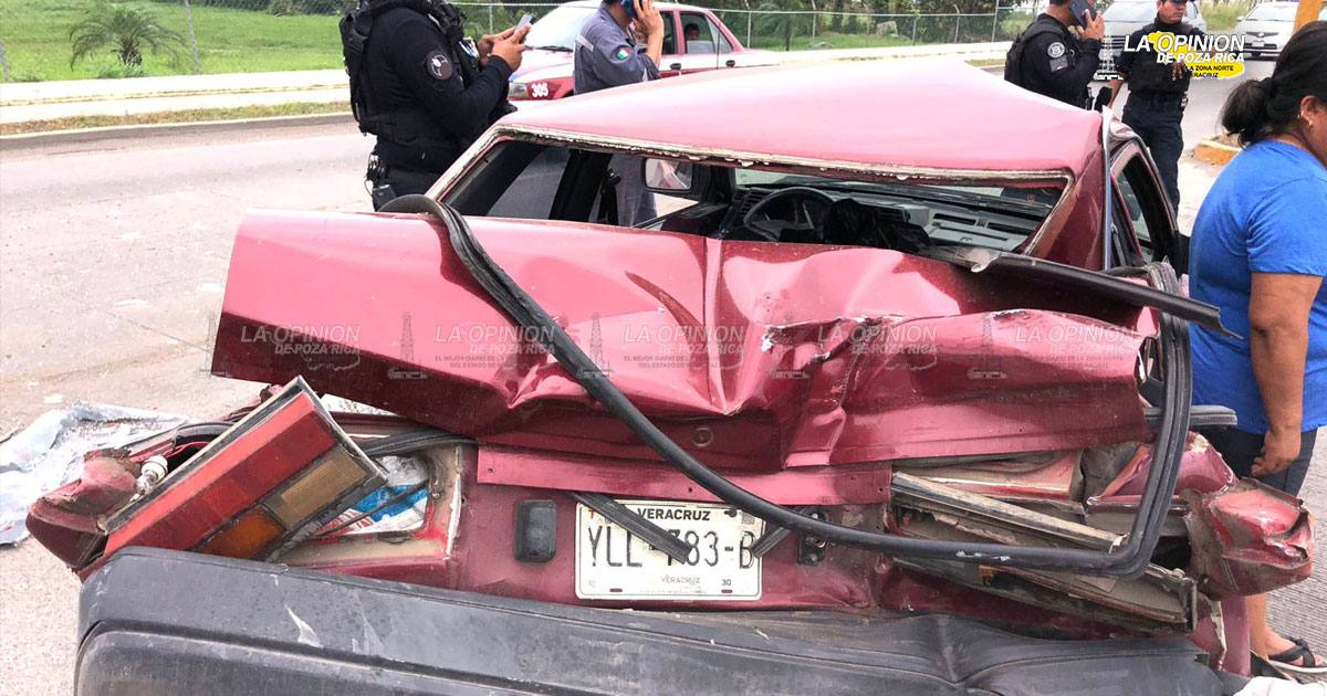Camioneta de Pemex destroza auto