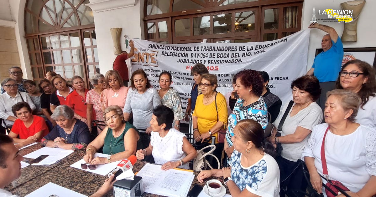 Denuncian que la SEV se queda con dinero de seguro de vida de maestros jubilados