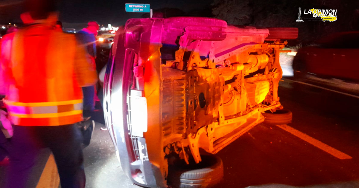 Vuelca en autopista tras fuerte choque