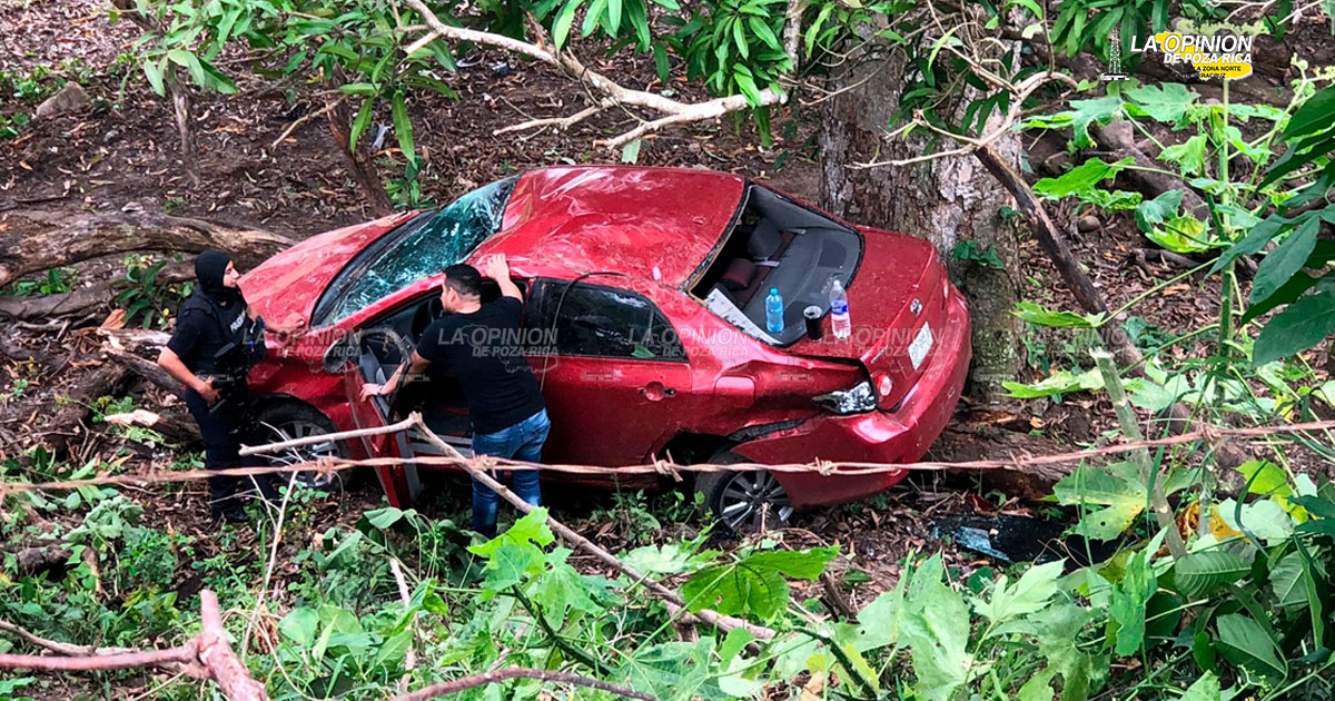 Vuelca auto en la carretera Poza Rica-Cazones