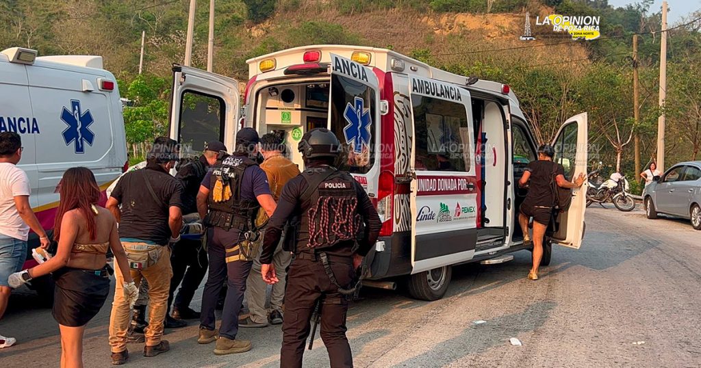 Vuelca autobús Nakú en el bulevar Tajín