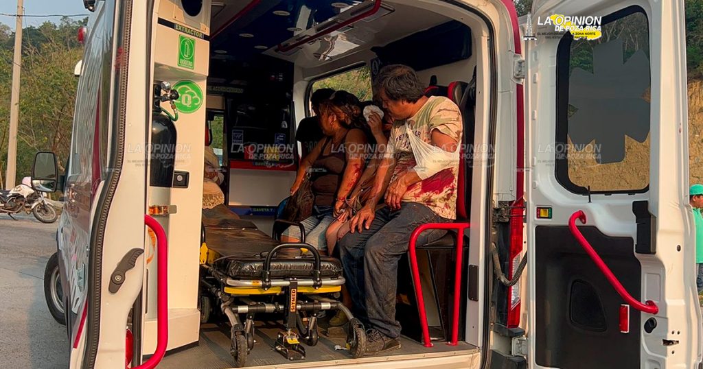 Vuelca autobús Nakú en el bulevar Tajín