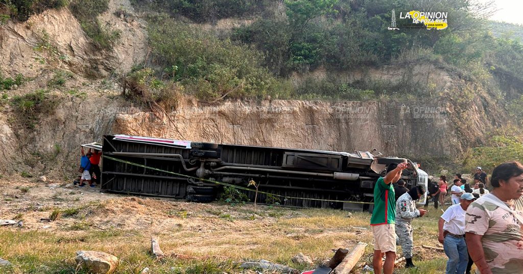Vuelca autobús Nakú en el bulevar Tajín