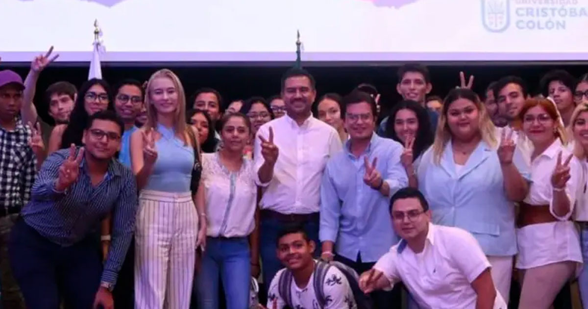 Yunes Márquez presenta propuestas en 1er Foro Juvenil Universitario