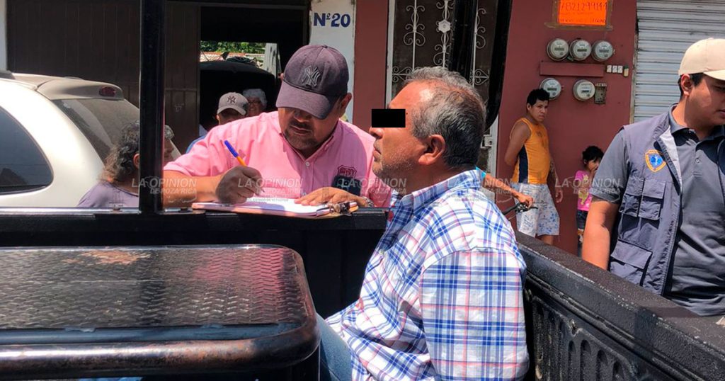 Ebrio choca y vuelca, acaba detenido