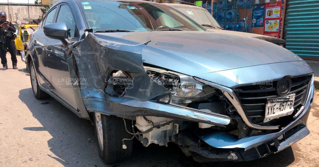 Ebrio choca y vuelca, acaba detenido