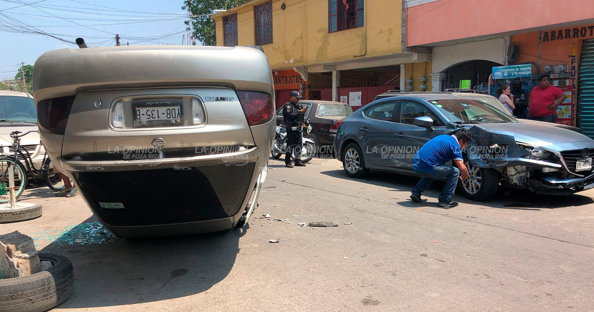 Ebrio choca y vuelca, acaba detenido