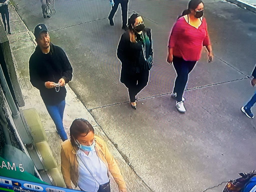 Se buscan delincuentes: llega turba de agresores al domicilio de la periodista Claudia Guerrero