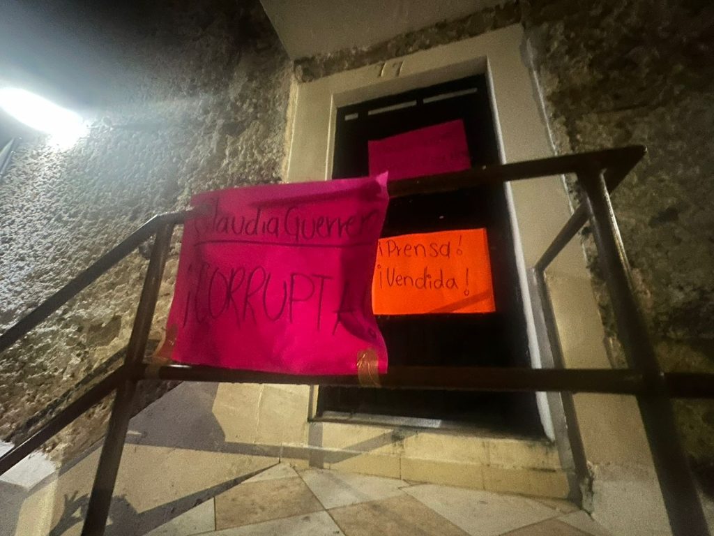 Se buscan delincuentes: llega turba de agresores al domicilio de la periodista Claudia Guerrero