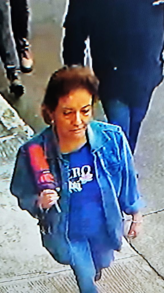 Se buscan delincuentes: llega turba de agresores al domicilio de la periodista Claudia Guerrero