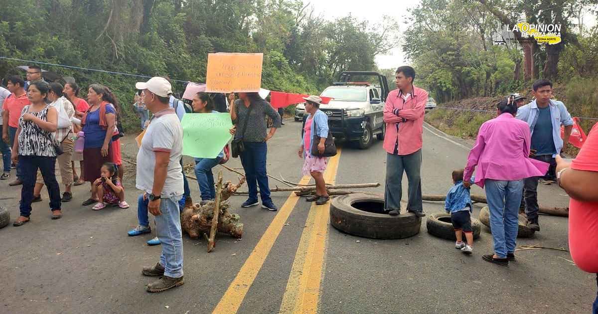 Bloquean carretera Papantla - Zamora