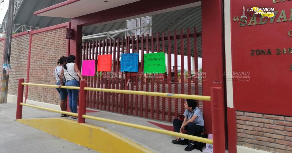 Toman escuela por falta de maestro