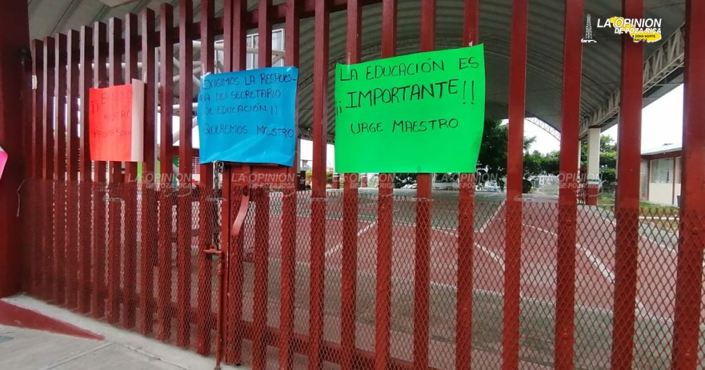 Toman escuela por falta de maestro