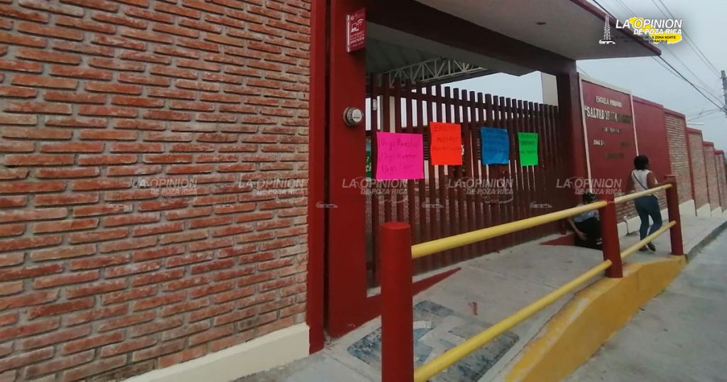 Toman escuela por falta de maestro