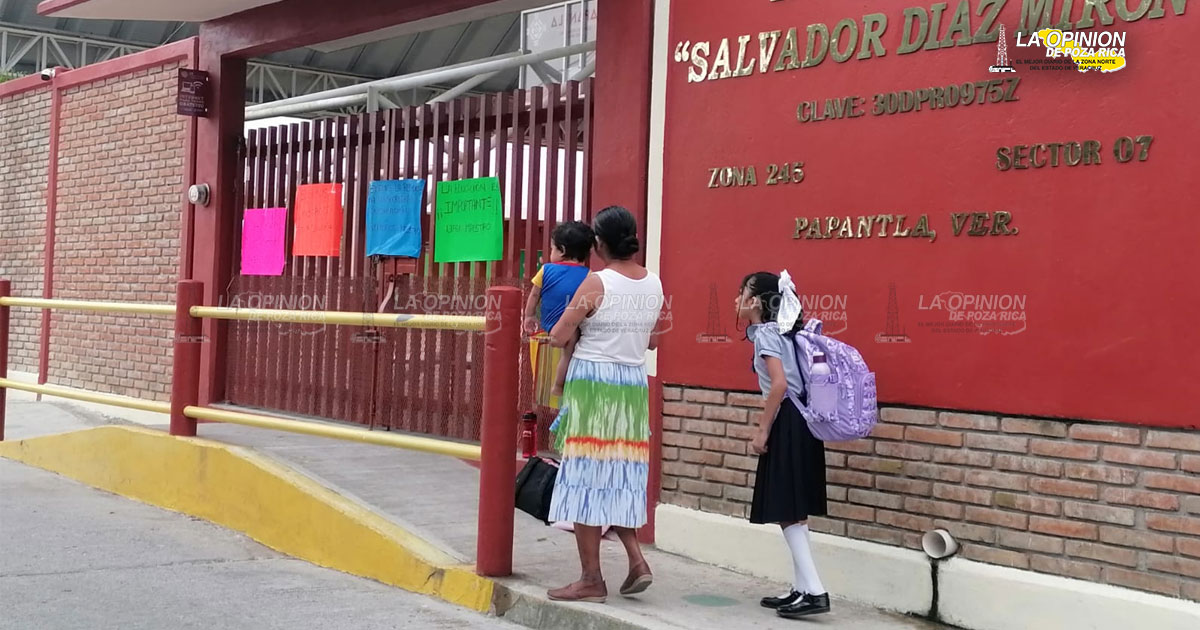 Toman escuela por falta de maestro