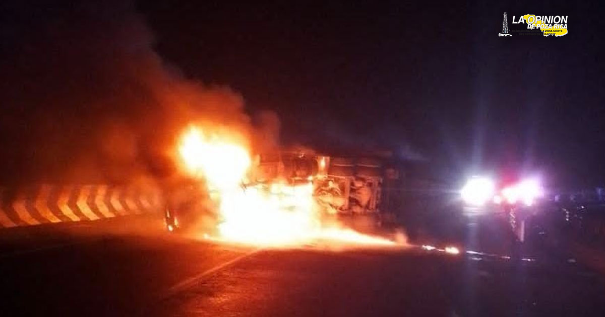 Volcadura e incendio de tráiler