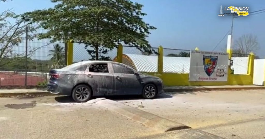 ¡Agarró lumbre un auto en la colonia Revolución!