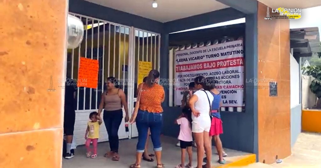 Madres en protesta cierran una escuela