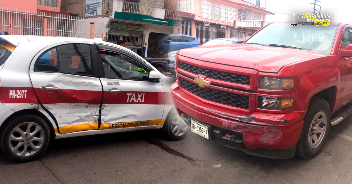 Se ensarta camioneta en taxi