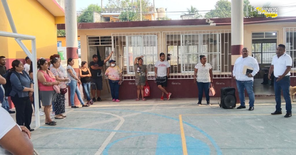 Amenazan con tomar una primaria; les quieren cambiar al director